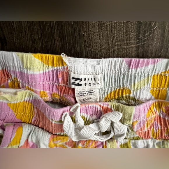 Girls Billabong Shirts (2) & Shorts. Size Small. - Picture 4 of 4